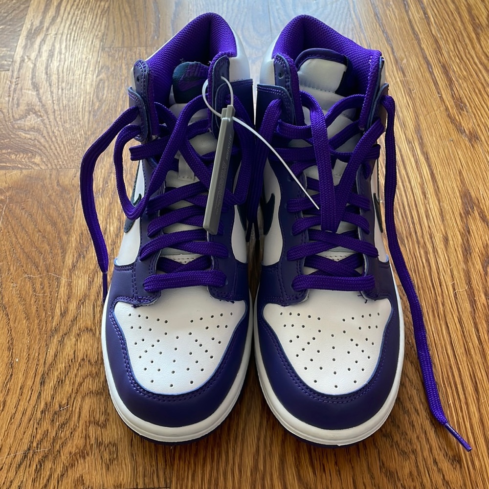BRAND NEW Nike Dunk High in Purple (Size 6 in Kids, 7.5 in Women)